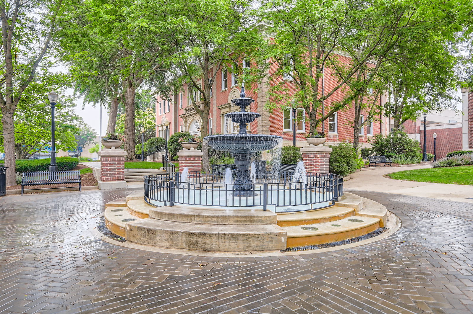 28 S 6th Avenue #1D, La Grange, IL 60525