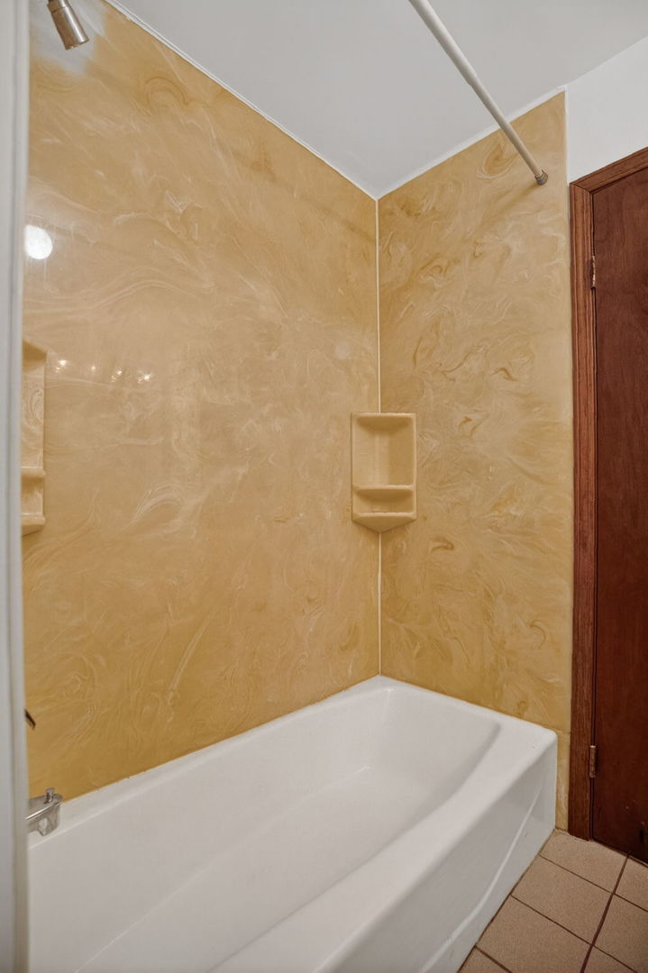 5143 N East River Road #355-D, Chicago, IL 60656