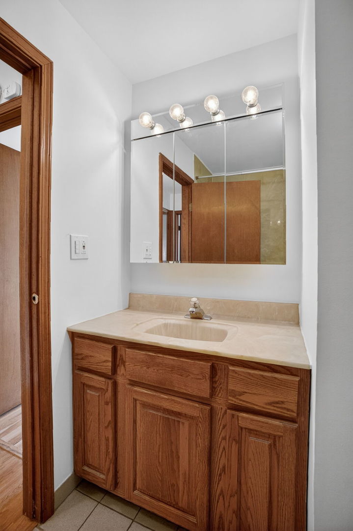 5143 N East River Road #355-D, Chicago, IL 60656