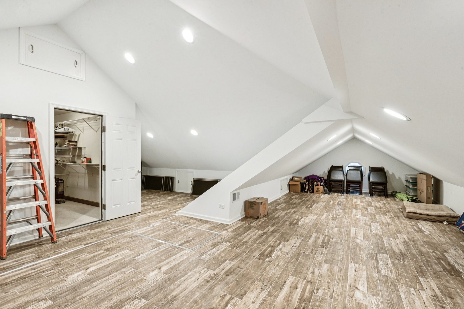 54 Gentry Drive, Hawthorn Woods, IL 60047