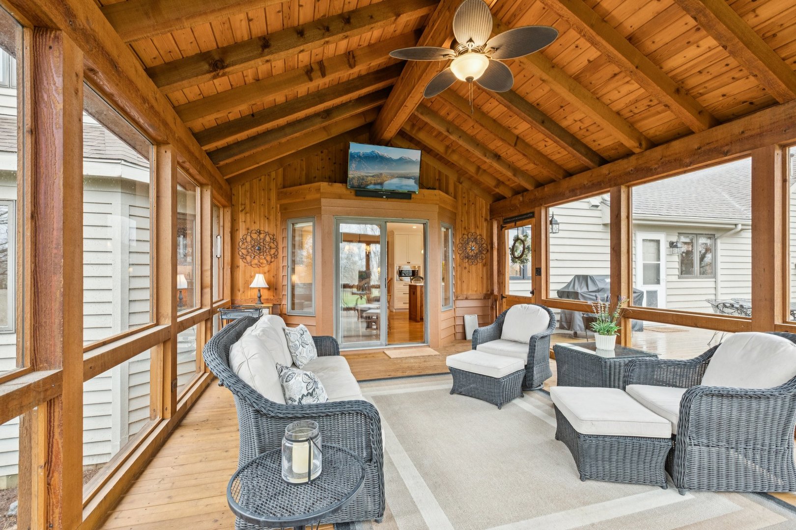 54 Gentry Drive, Hawthorn Woods, IL 60047