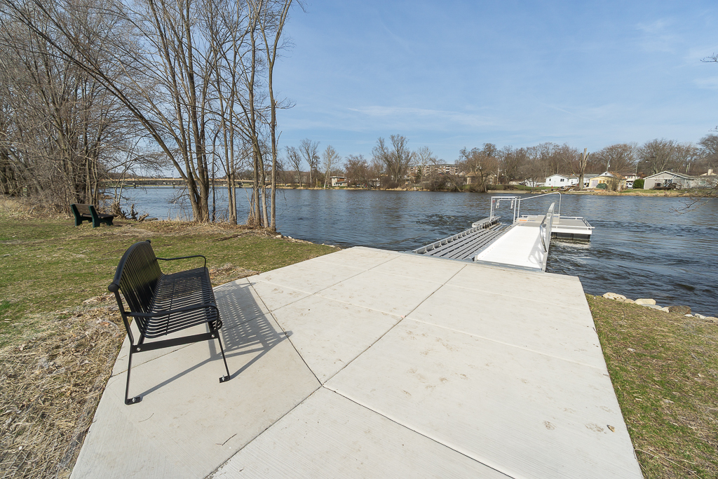 381 S Collins Street #B, South Elgin, IL 60177