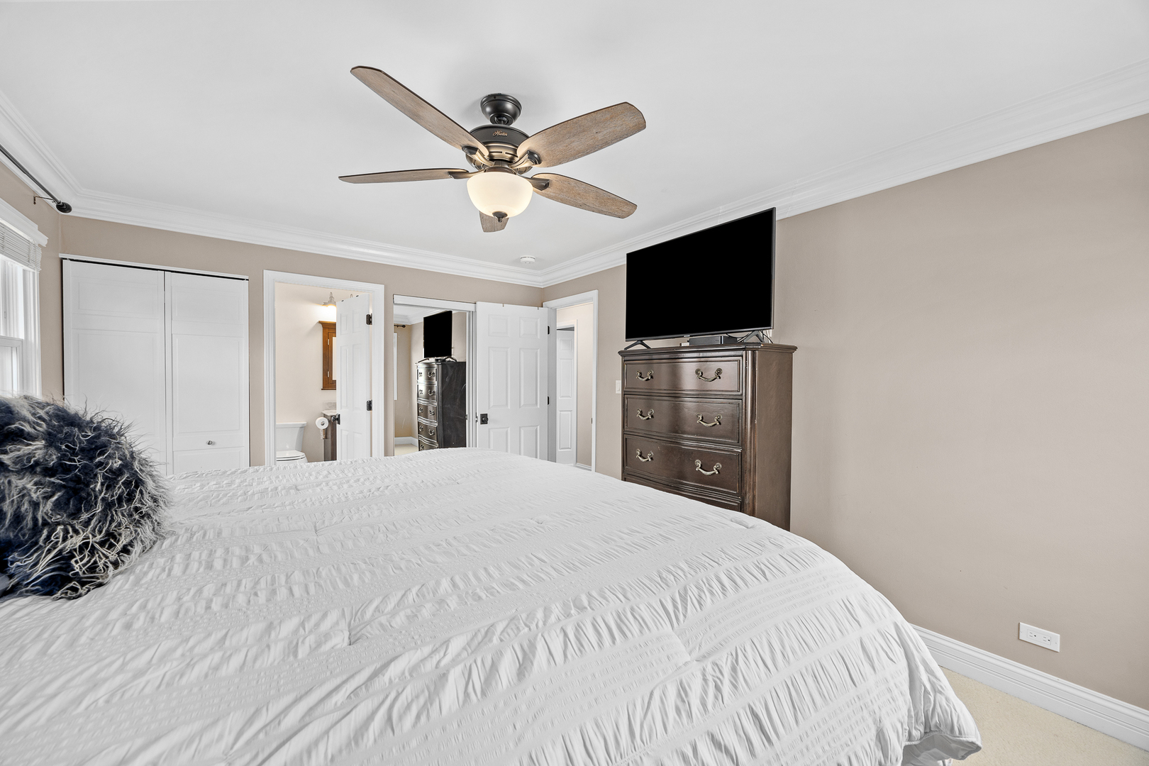 960 Sycamore Court, Hoffman Estates, IL 60192