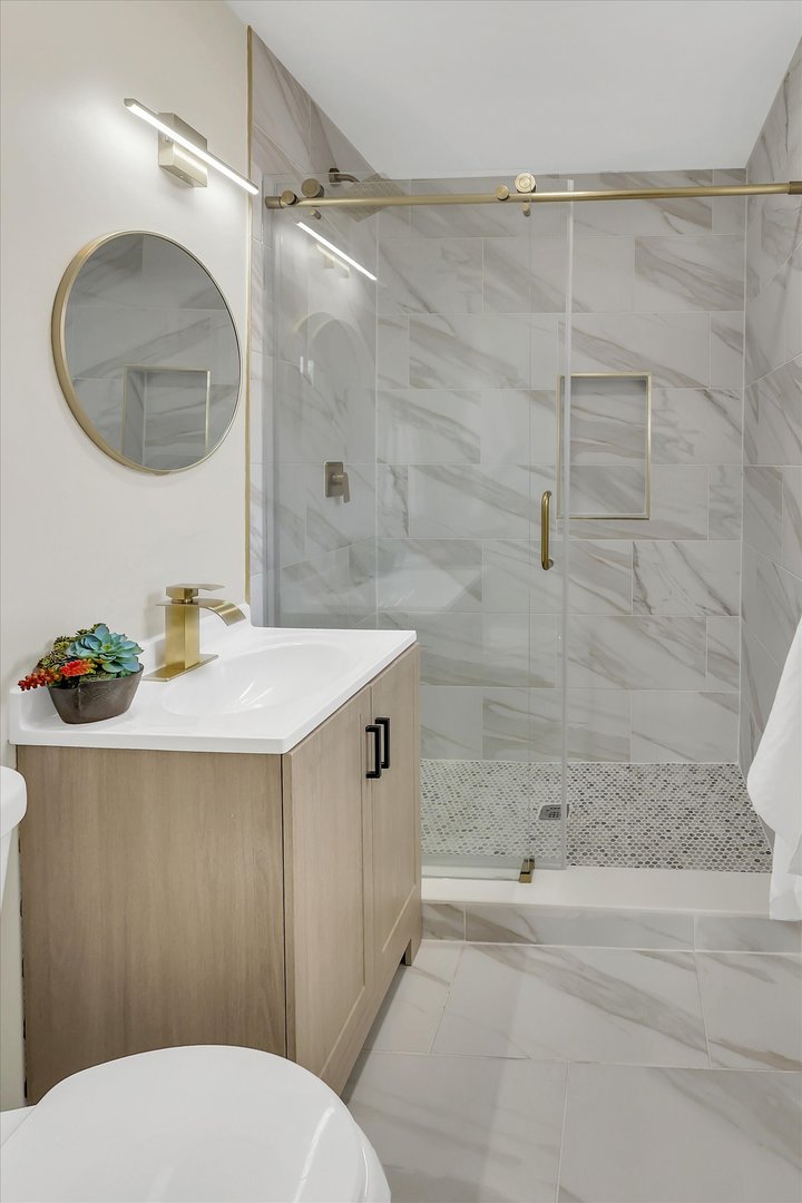 4821 N Mont Clare Avenue, Chicago, IL 60656