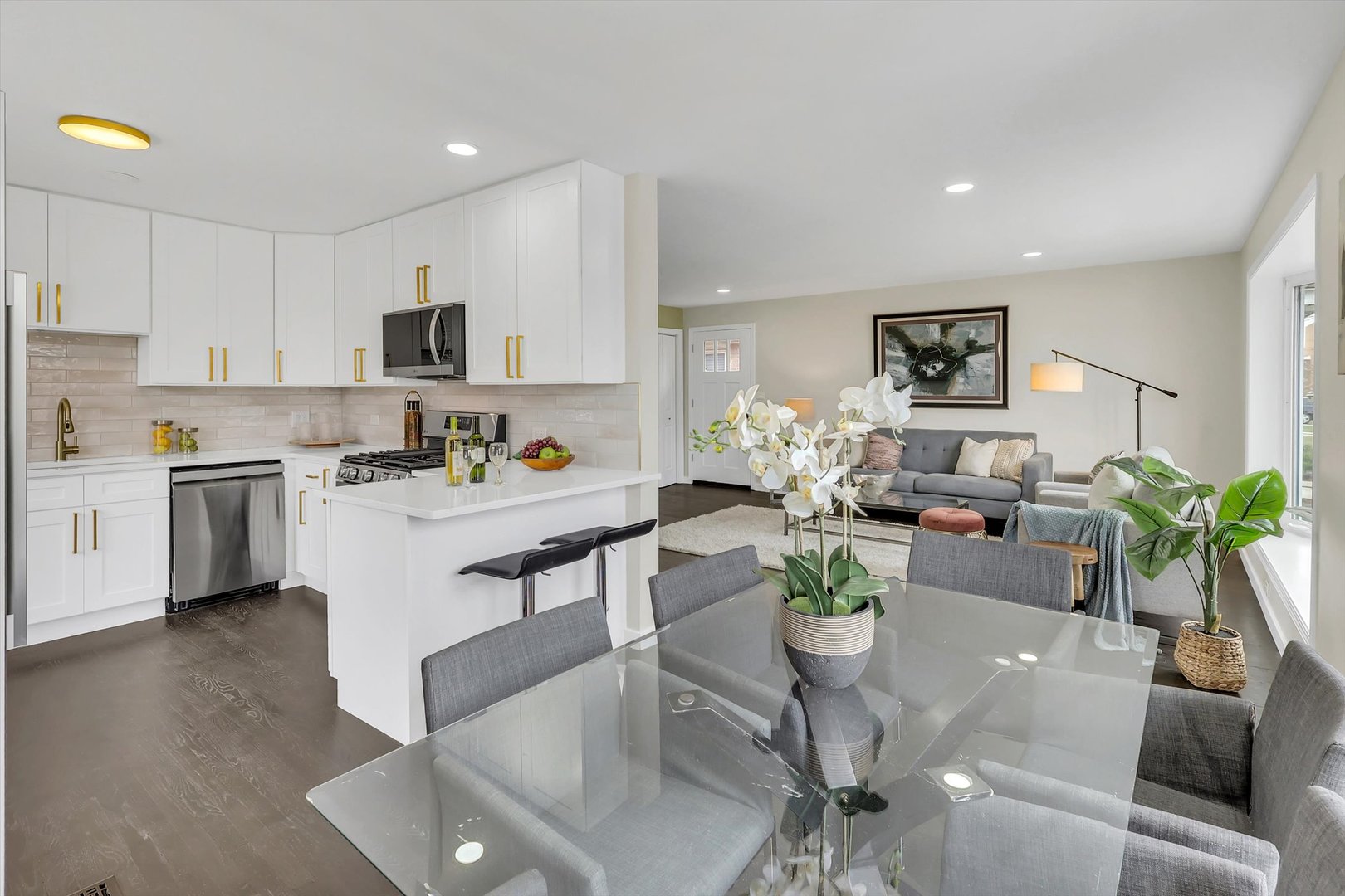 4821 N Mont Clare Avenue, Chicago, IL 60656