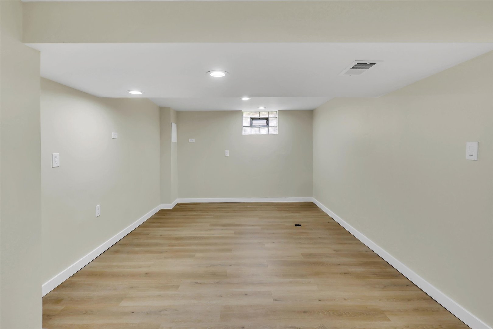 4821 N Mont Clare Avenue, Chicago, IL 60656