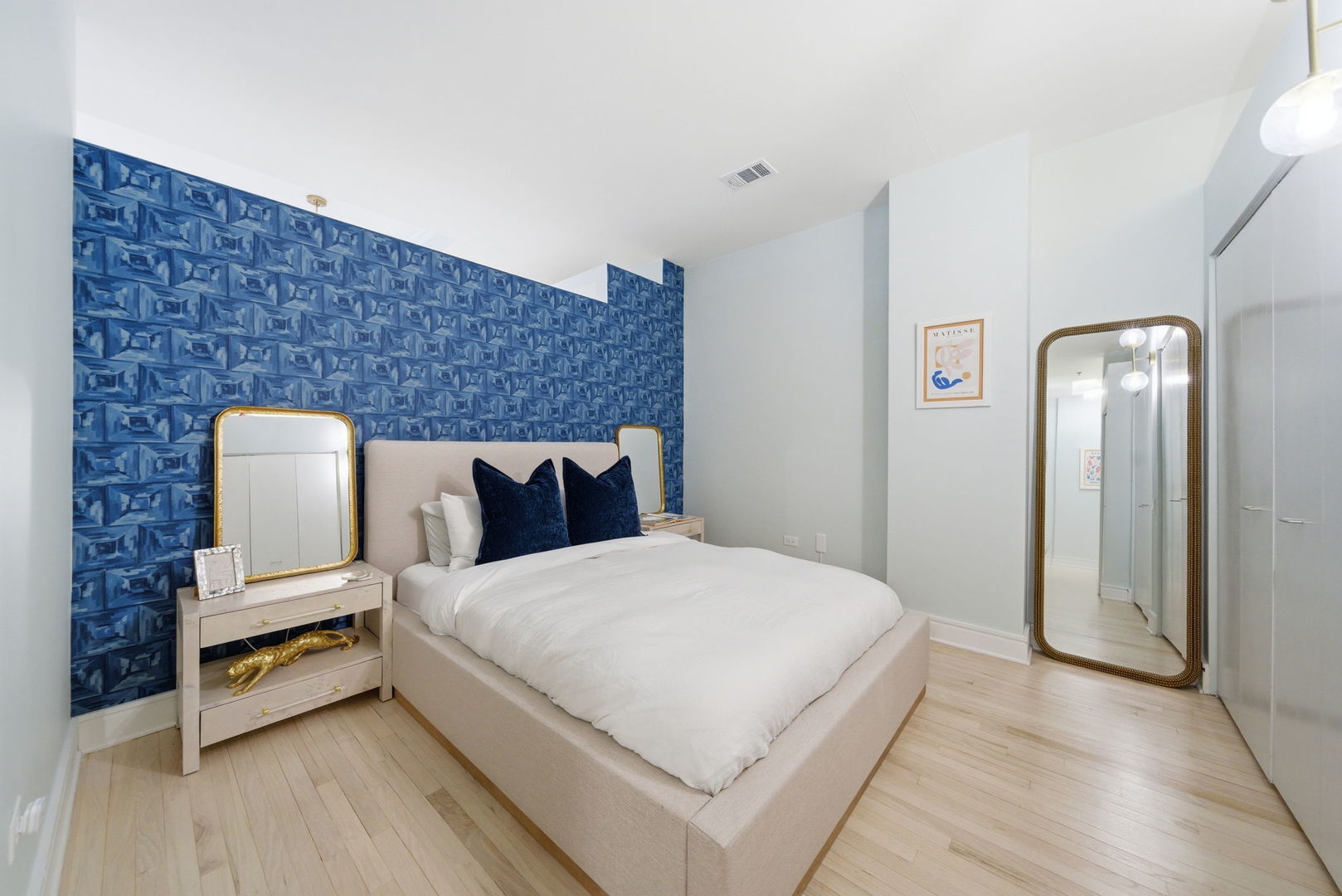 212 W Washington Street #906, Chicago, IL 60606