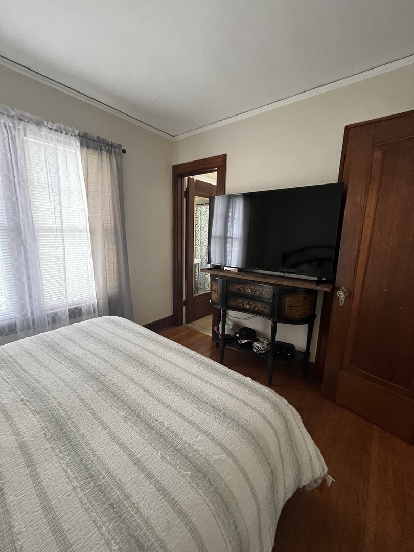 206 OAK Street #1R, Elgin, IL 60123