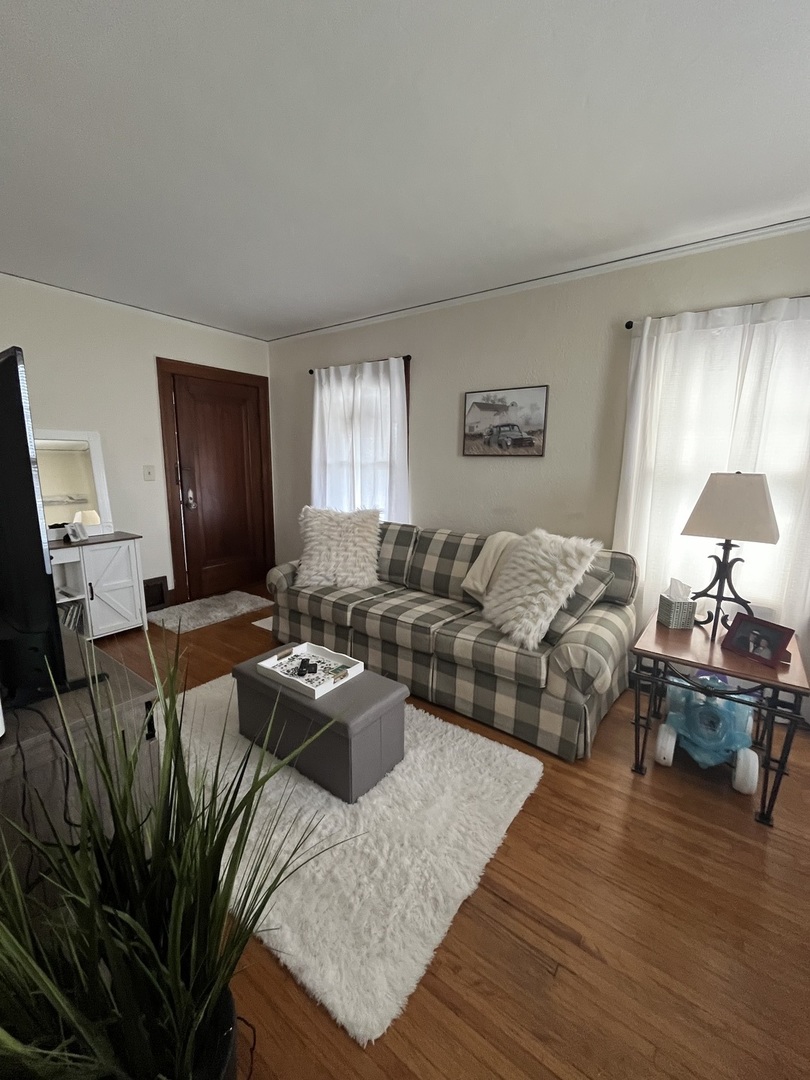 206 OAK Street #1R, Elgin, IL 60123