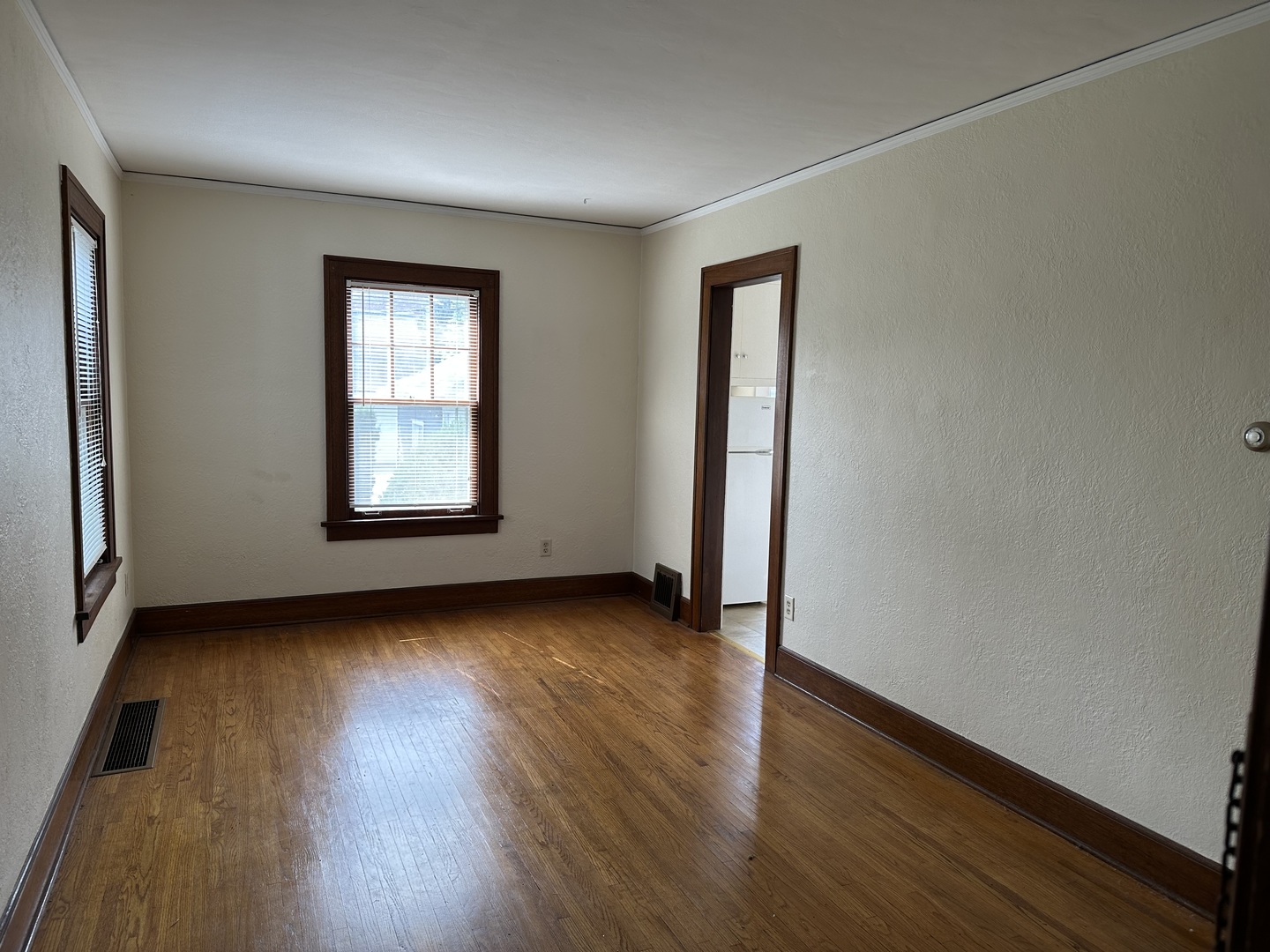 206 OAK Street #1R, Elgin, IL 60123