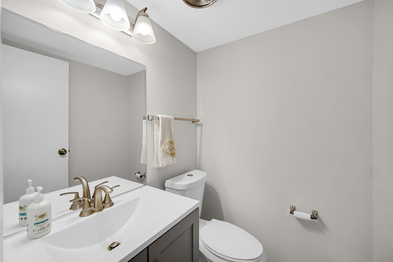 611 Kendall Court, Schaumburg, IL 60194