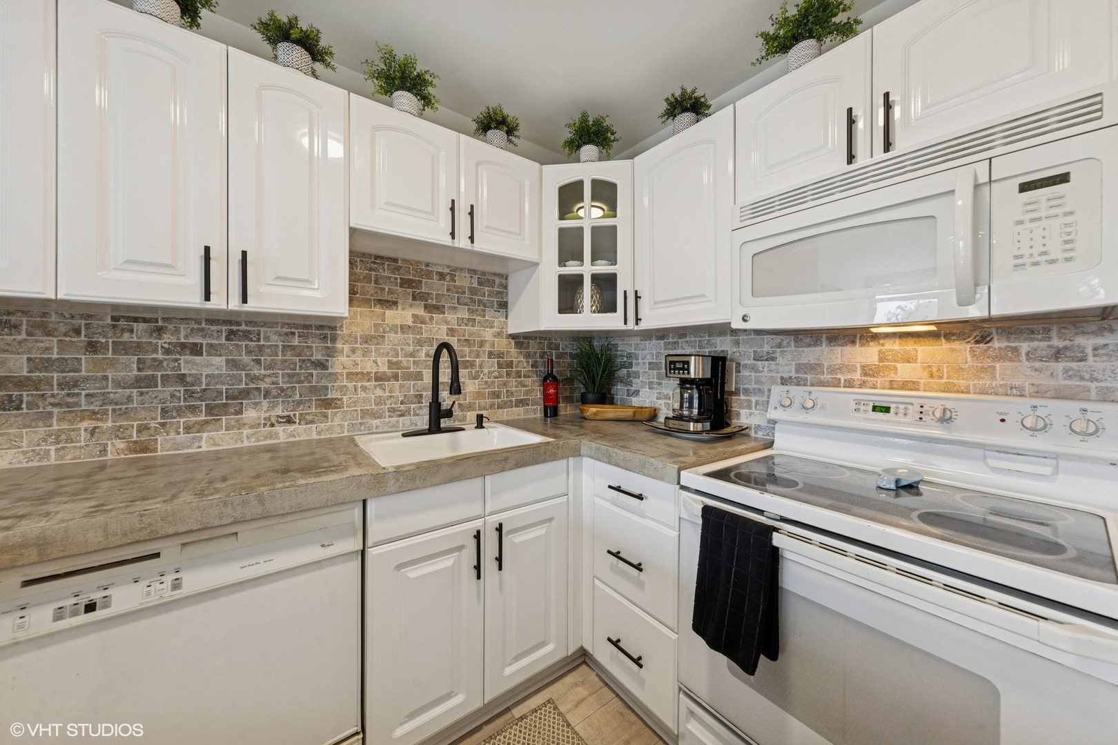 111 E Chestnut Street #21B, Chicago, IL 60611