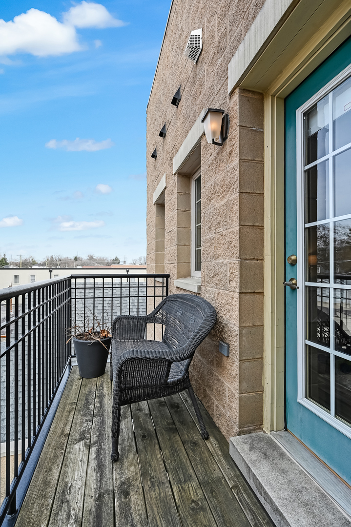 210 N Cass Avenue #6, Westmont, IL 60559