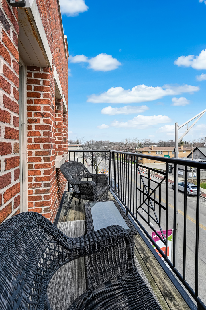 210 N Cass Avenue #6, Westmont, IL 60559