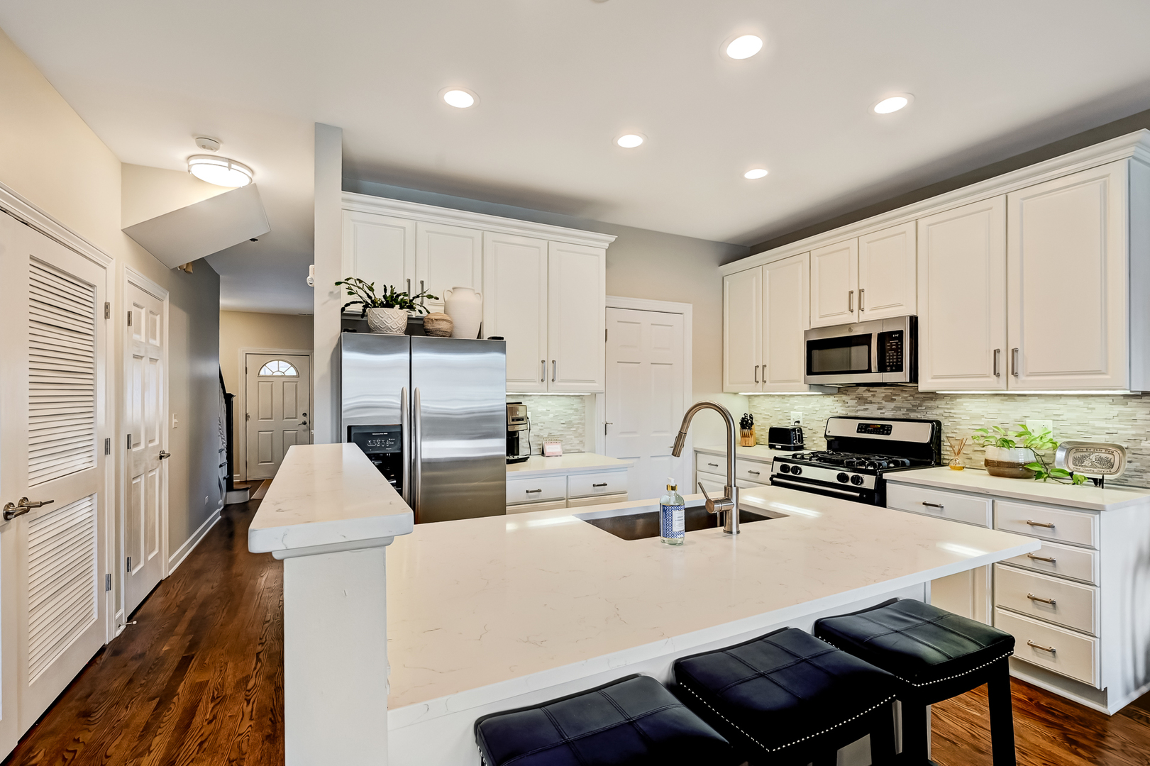 210 N Cass Avenue #6, Westmont, IL 60559