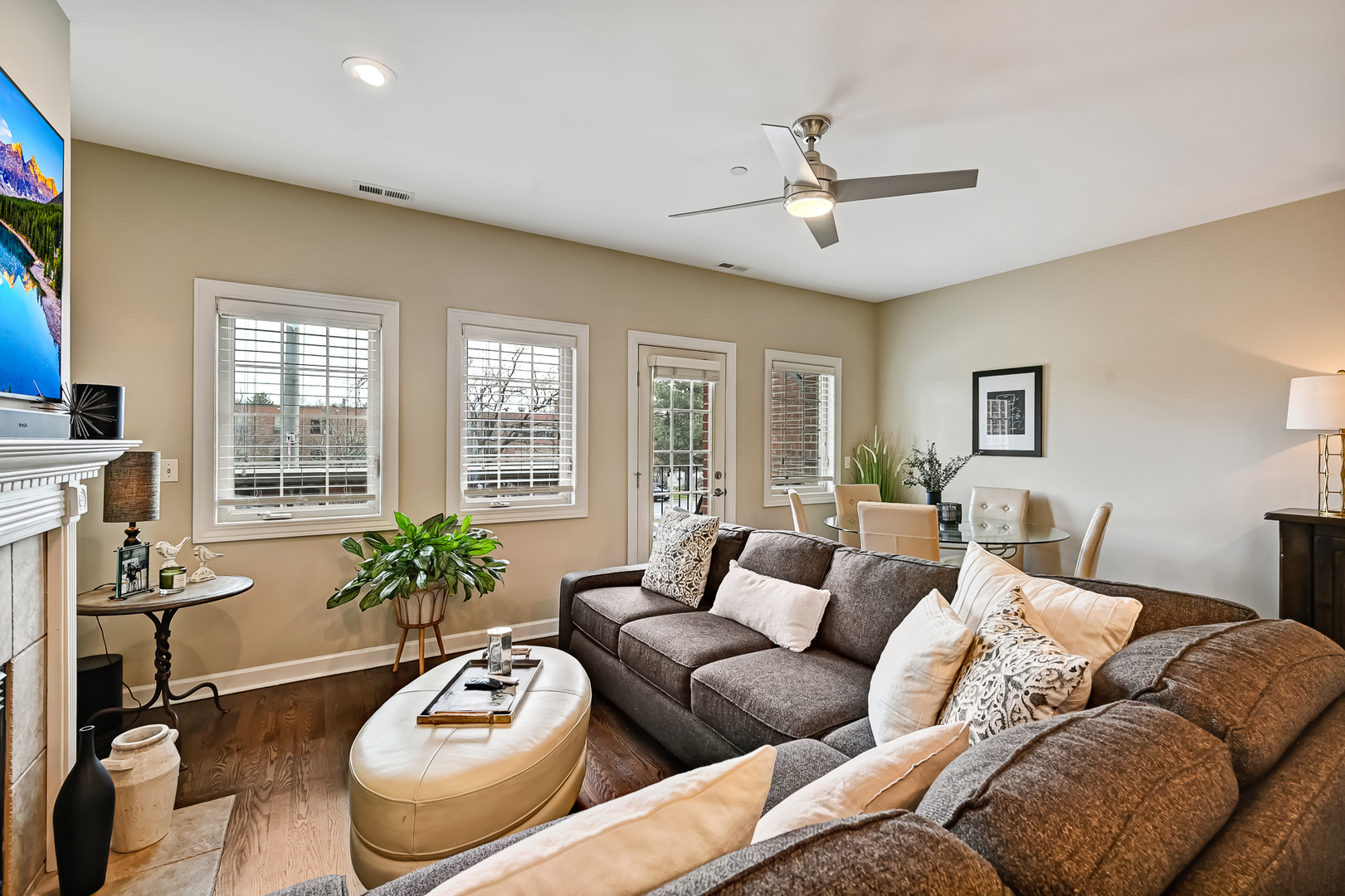 210 N Cass Avenue #6, Westmont, IL 60559