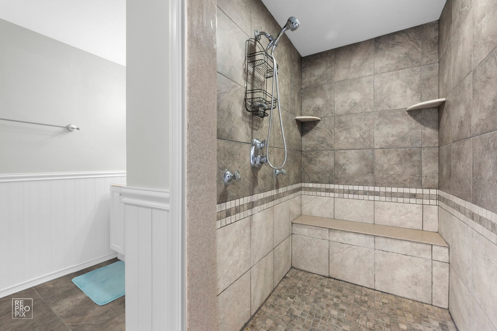 2220 Brookwood Drive, South Elgin, IL 60177