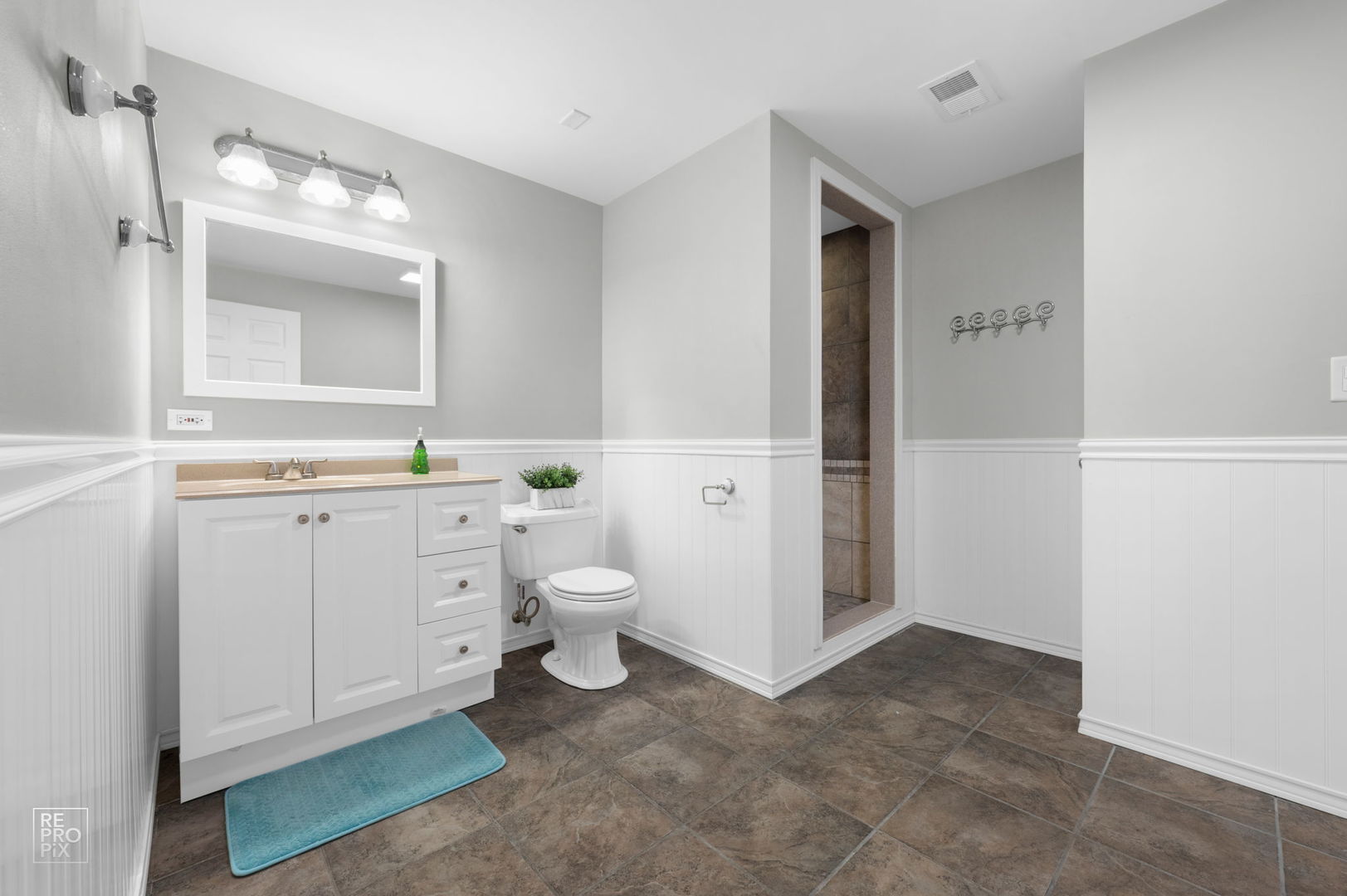 2220 Brookwood Drive, South Elgin, IL 60177