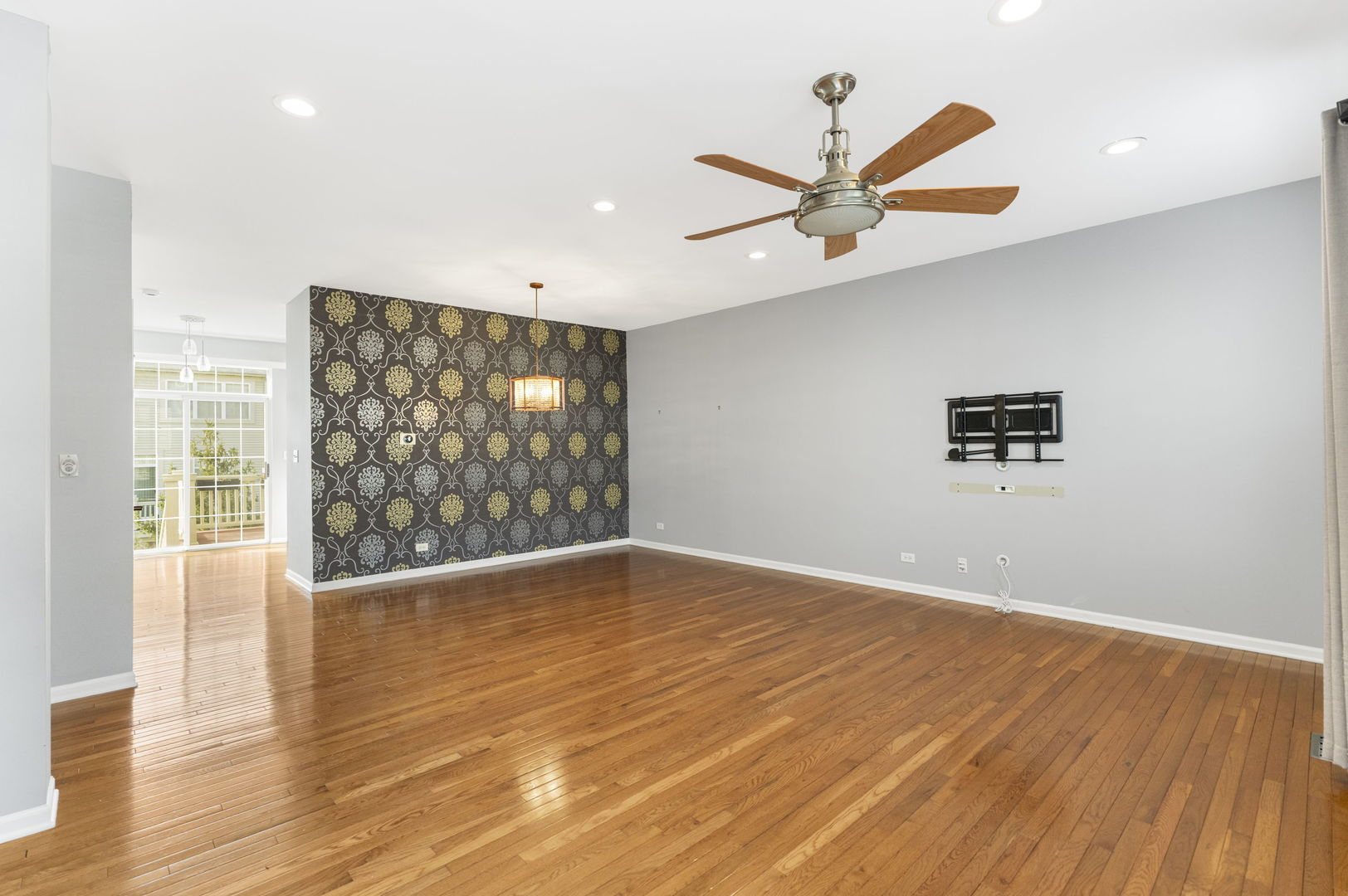 375 N Commerce Street, Aurora, IL 60504