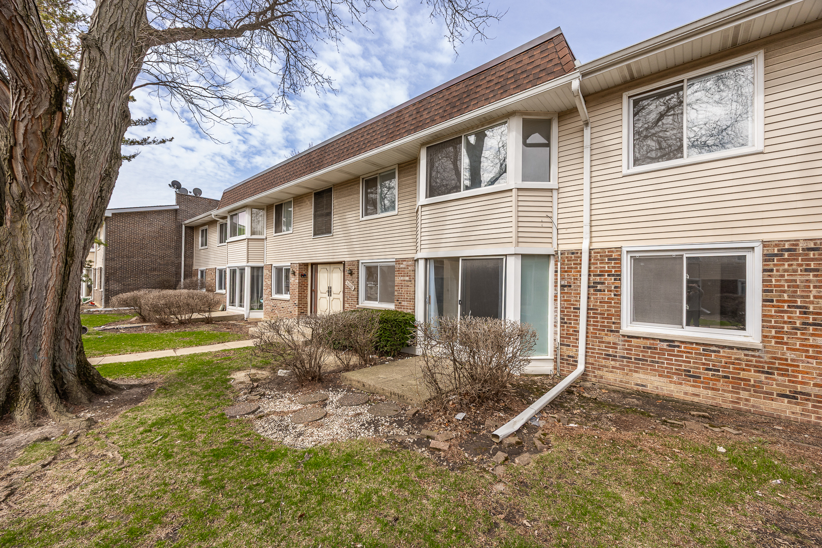 3008 Roberts Drive #1, Woodridge, IL 60517
