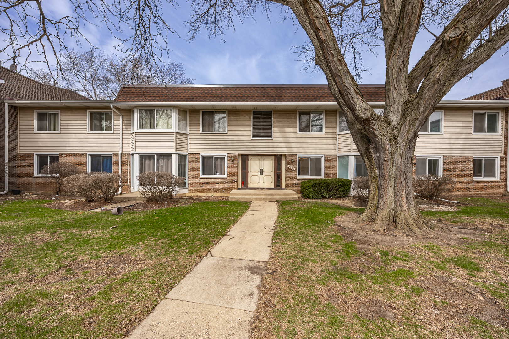 3008 Roberts Drive #1, Woodridge, IL 60517