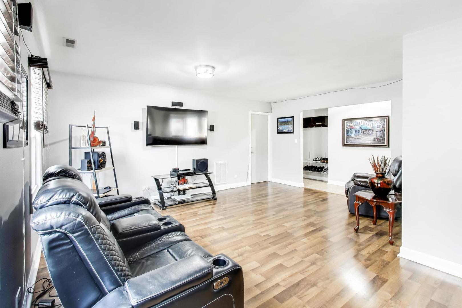 1008 Woodland Drive, Wheeling, IL 60090