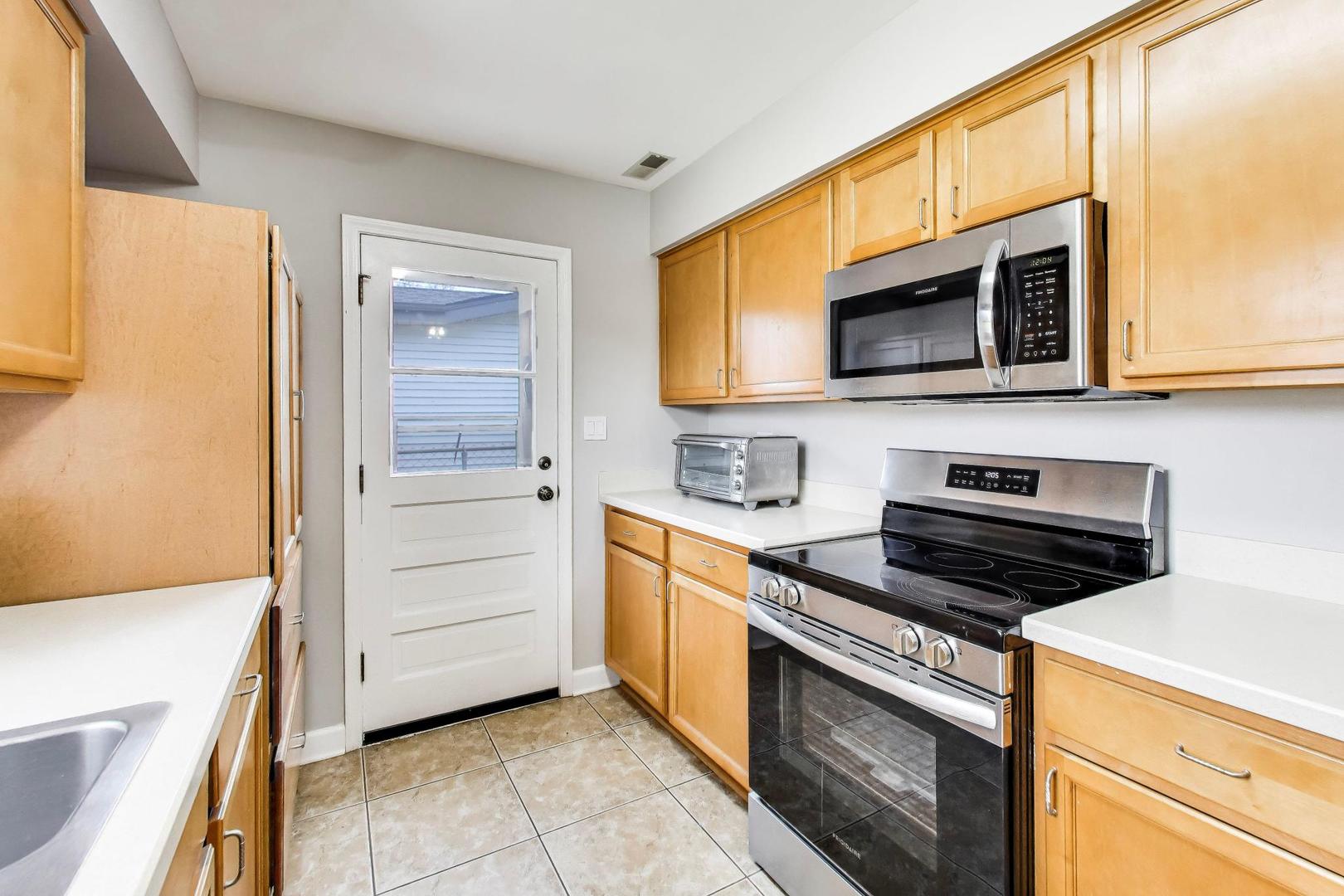 1008 Woodland Drive, Wheeling, IL 60090