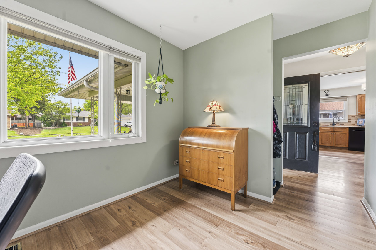 801 Delphia Avenue, Elk Grove Village, IL 60007