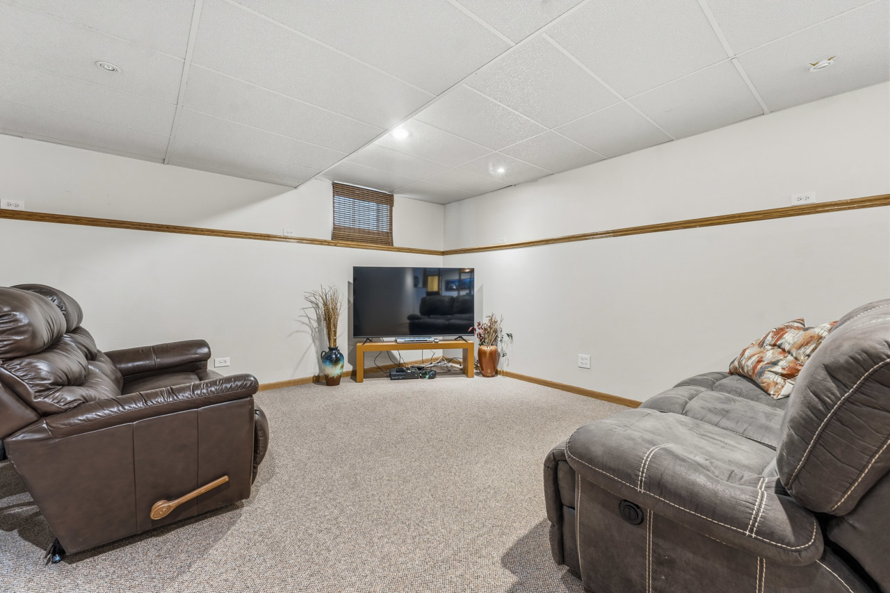 801 Delphia Avenue, Elk Grove Village, IL 60007