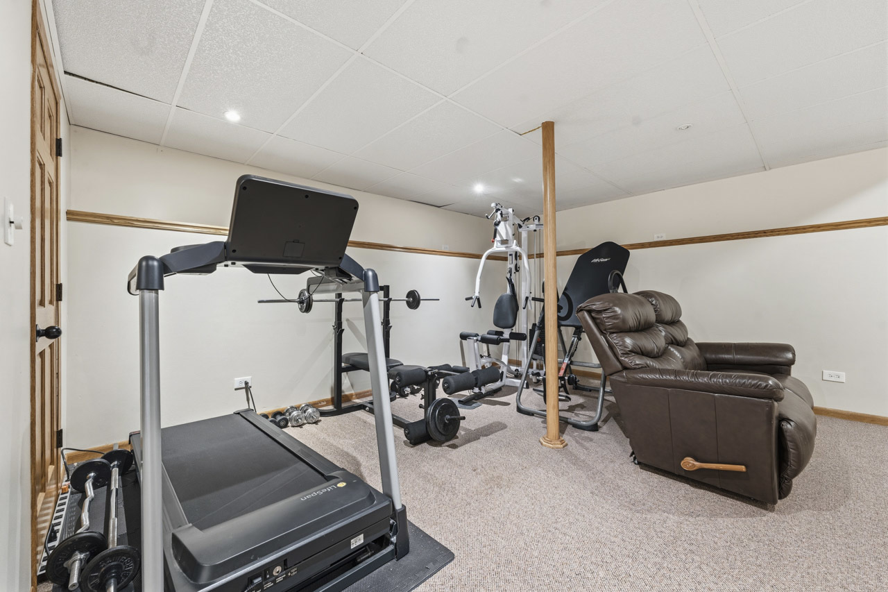 801 Delphia Avenue, Elk Grove Village, IL 60007