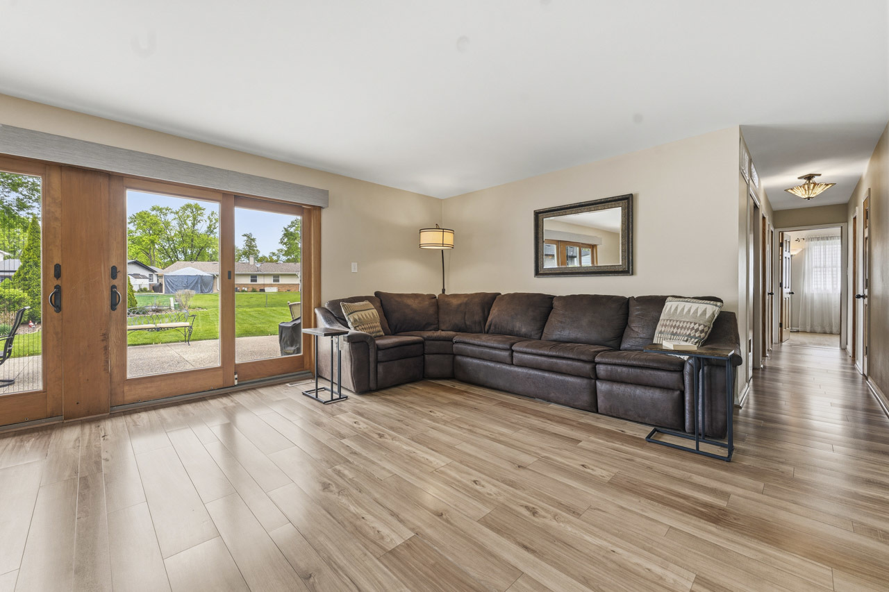 801 Delphia Avenue, Elk Grove Village, IL 60007
