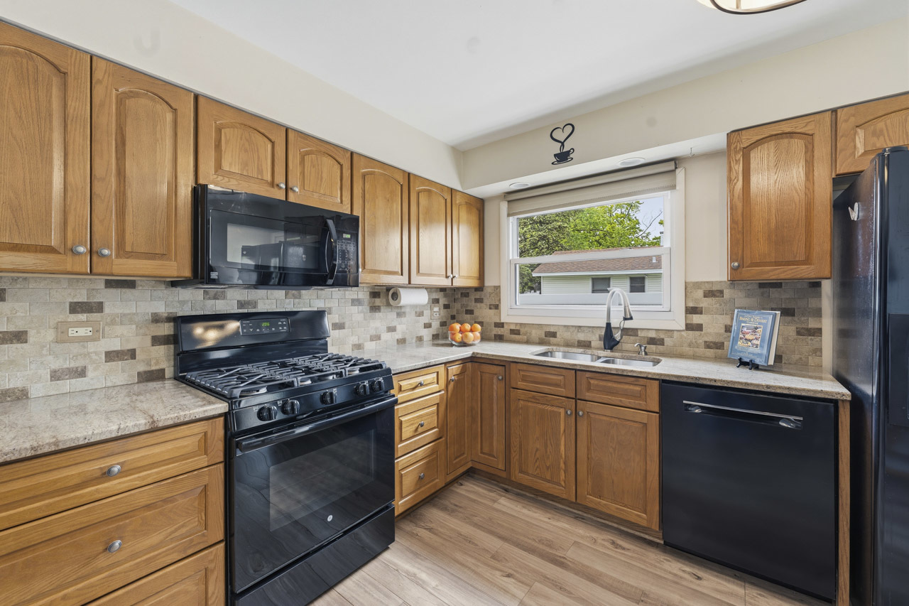 801 Delphia Avenue, Elk Grove Village, IL 60007