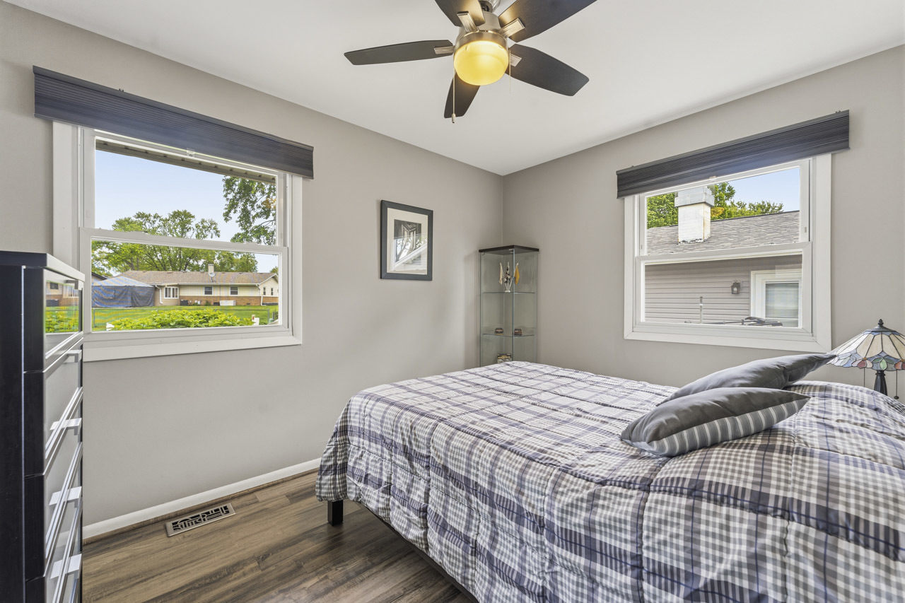 801 Delphia Avenue, Elk Grove Village, IL 60007