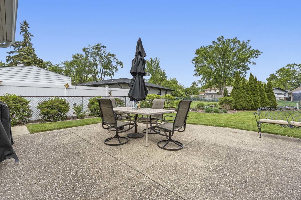801 Delphia Avenue, Elk Grove Village, IL 60007