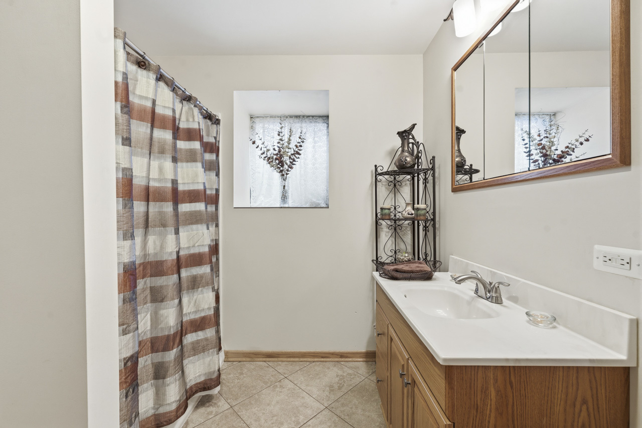 801 Delphia Avenue, Elk Grove Village, IL 60007