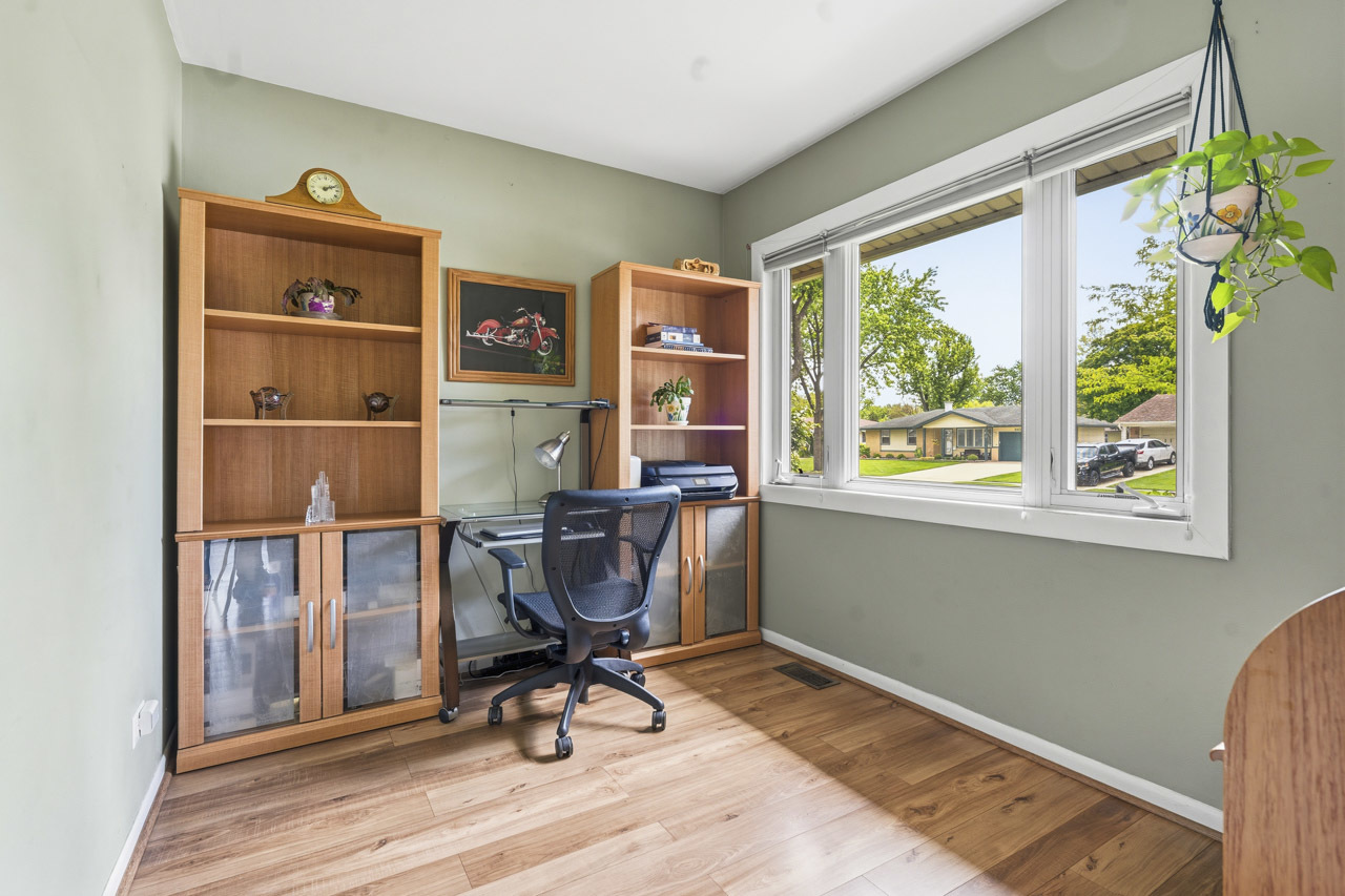 801 Delphia Avenue, Elk Grove Village, IL 60007