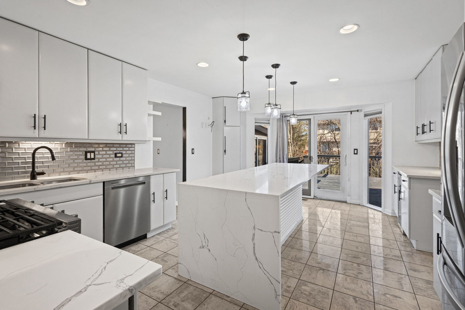 1100 Hidden Lake Drive, Buffalo Grove, IL 60089