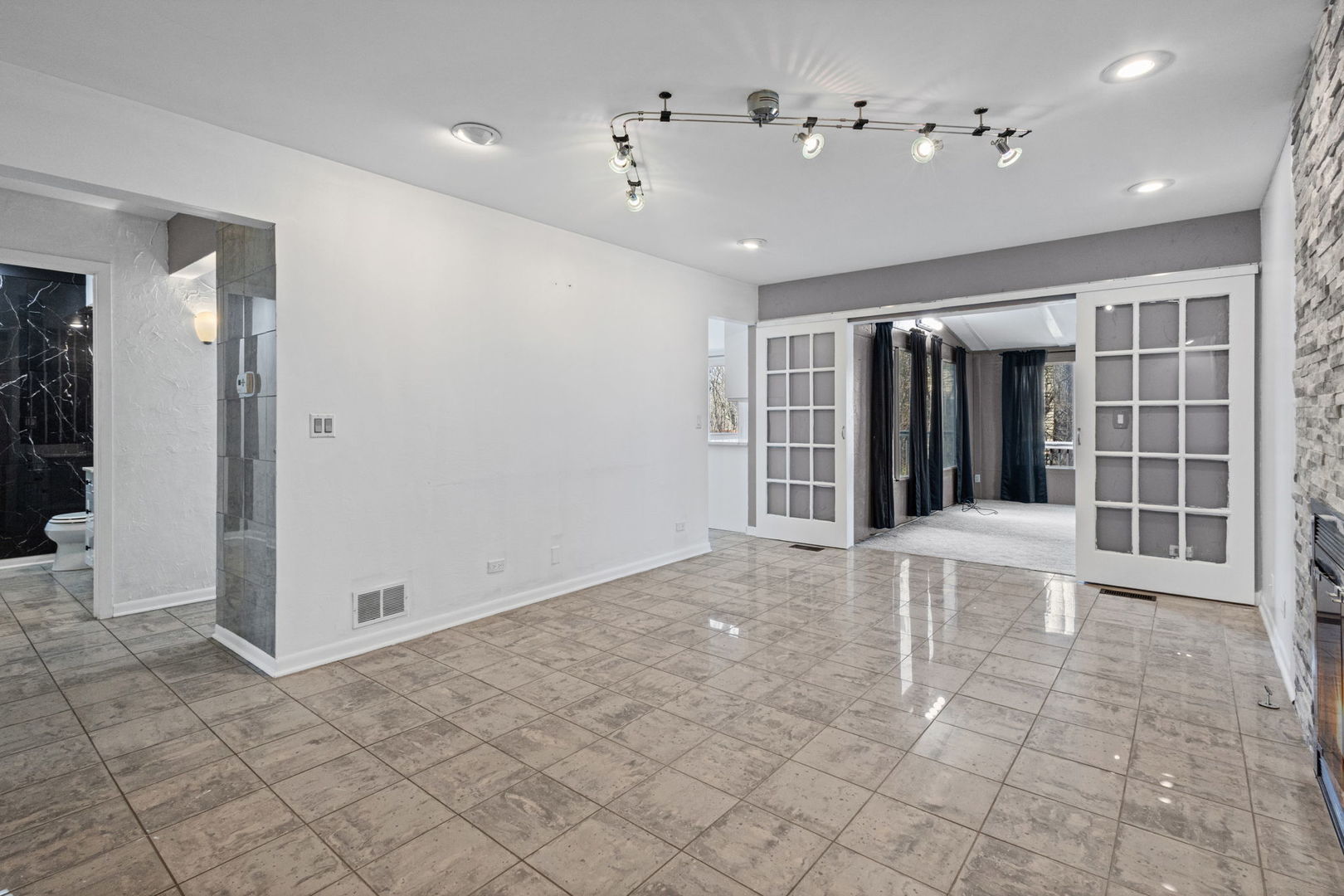 1100 Hidden Lake Drive, Buffalo Grove, IL 60089