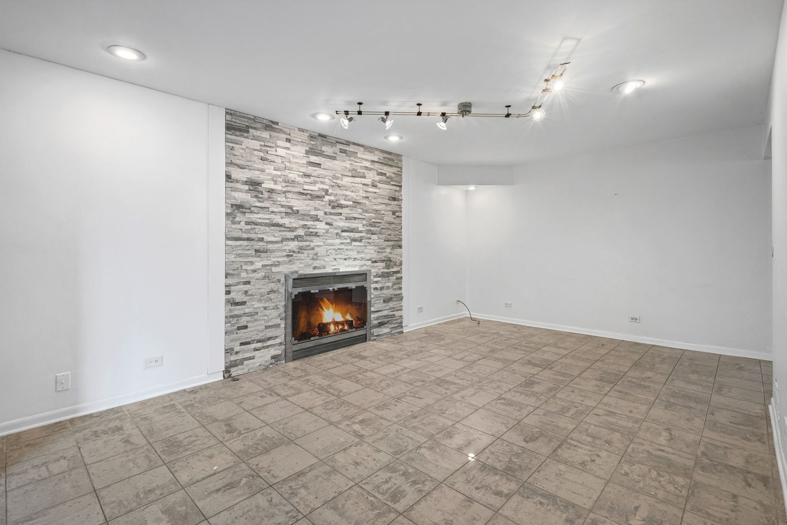 1100 Hidden Lake Drive, Buffalo Grove, IL 60089