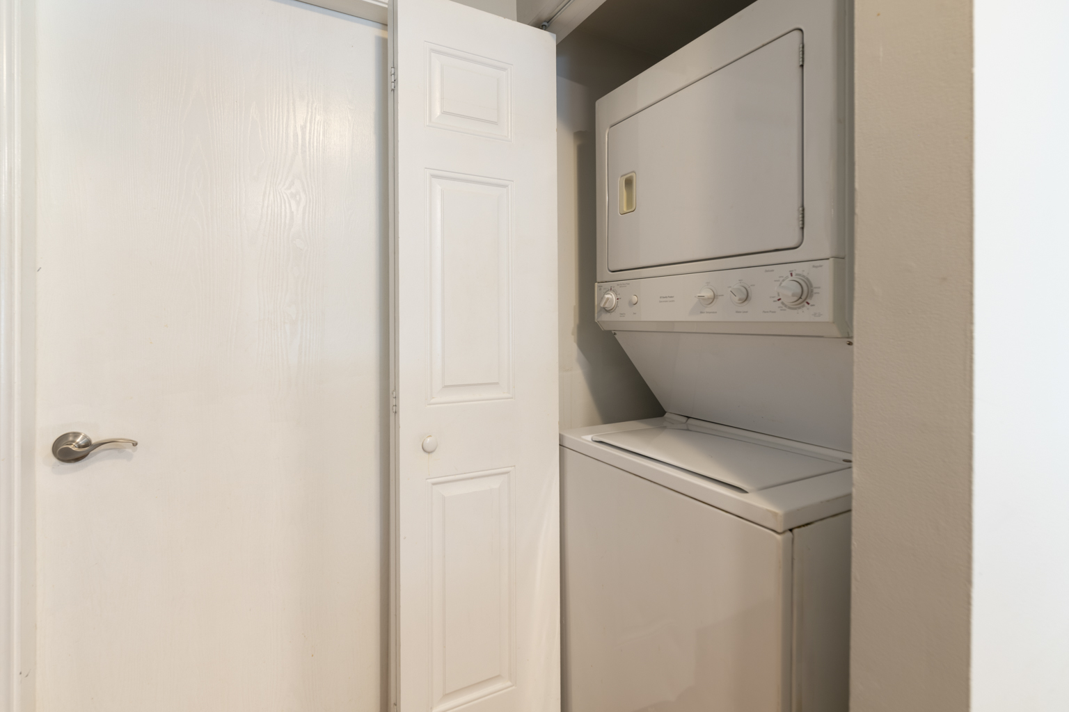 43 Foxcroft Road #43-127, Naperville, IL 60565