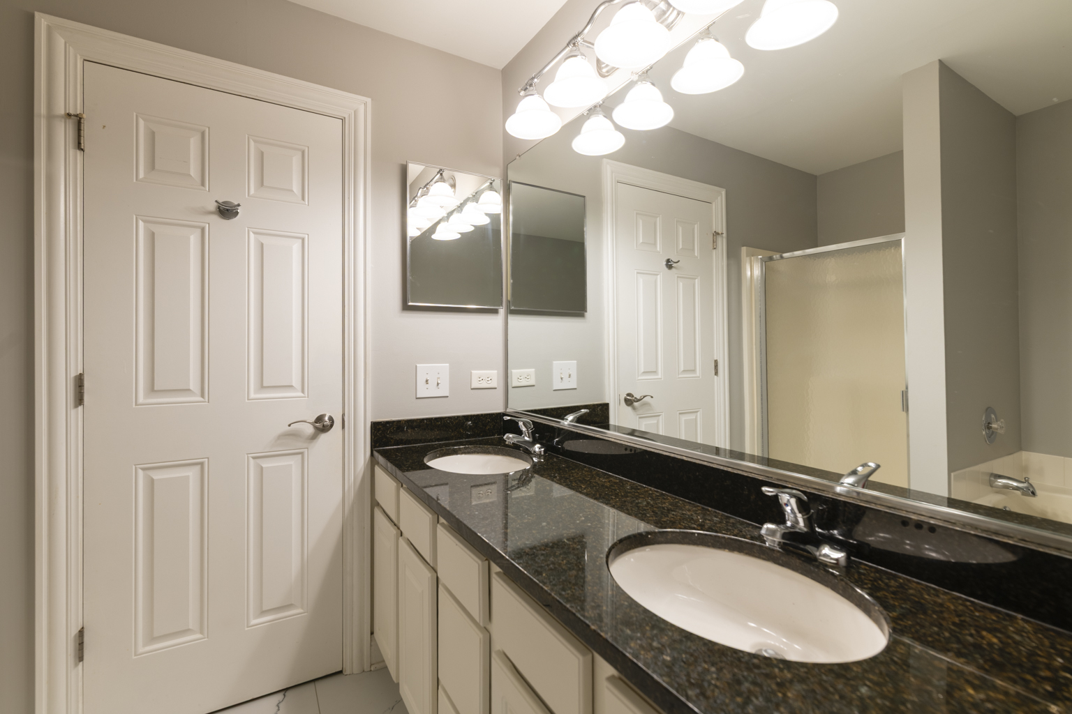 43 Foxcroft Road #43-127, Naperville, IL 60565