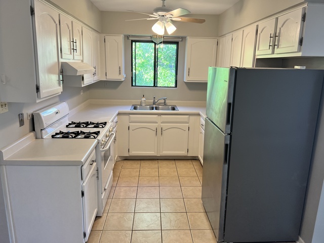 1130 Chalet Drive #3N, Darien, IL 60561