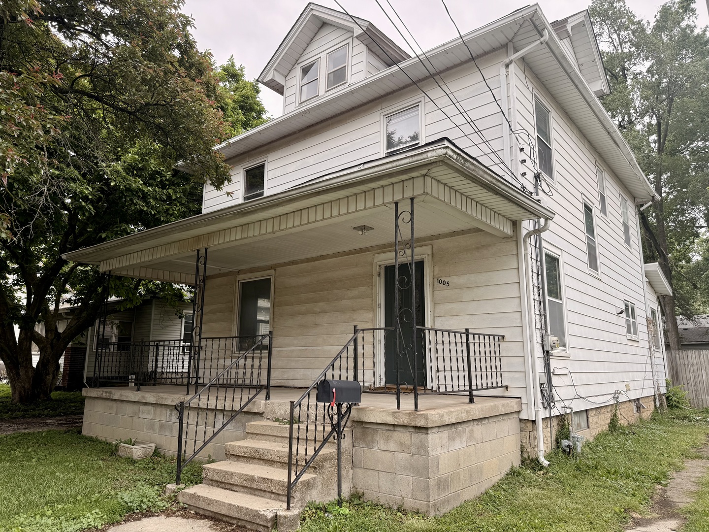 1005 E Main Street, Clinton, IL 61727
