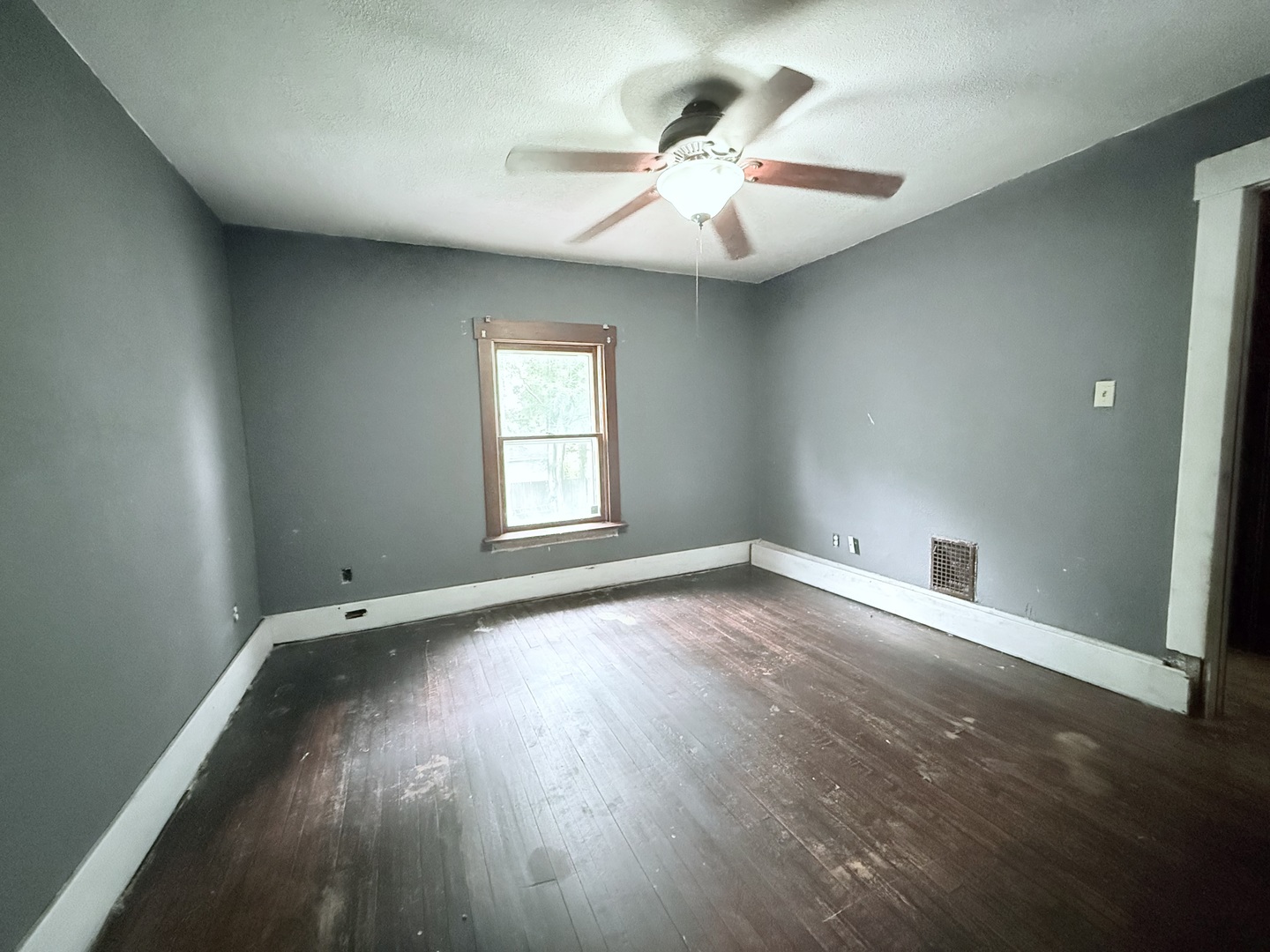 1005 E Main Street, Clinton, IL 61727