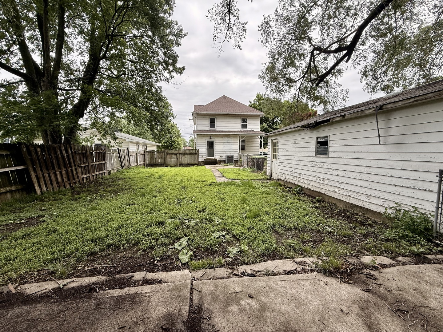 1005 E Main Street, Clinton, IL 61727