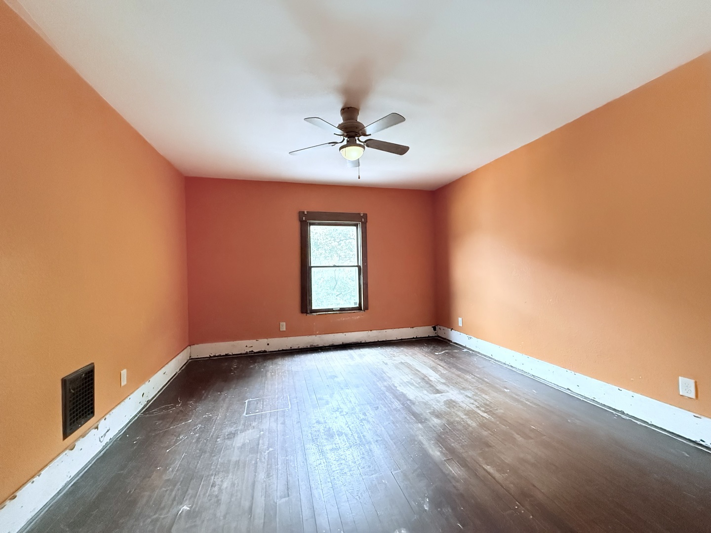 1005 E Main Street, Clinton, IL 61727