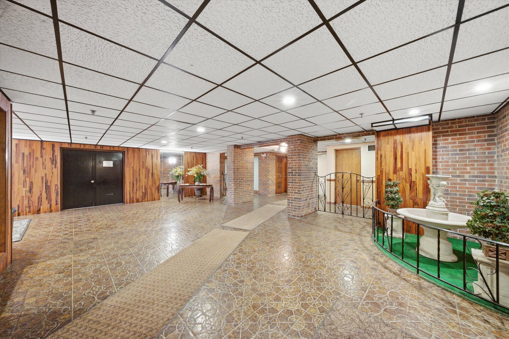 121 S Spruce Avenue #101, Wood Dale, IL 60191