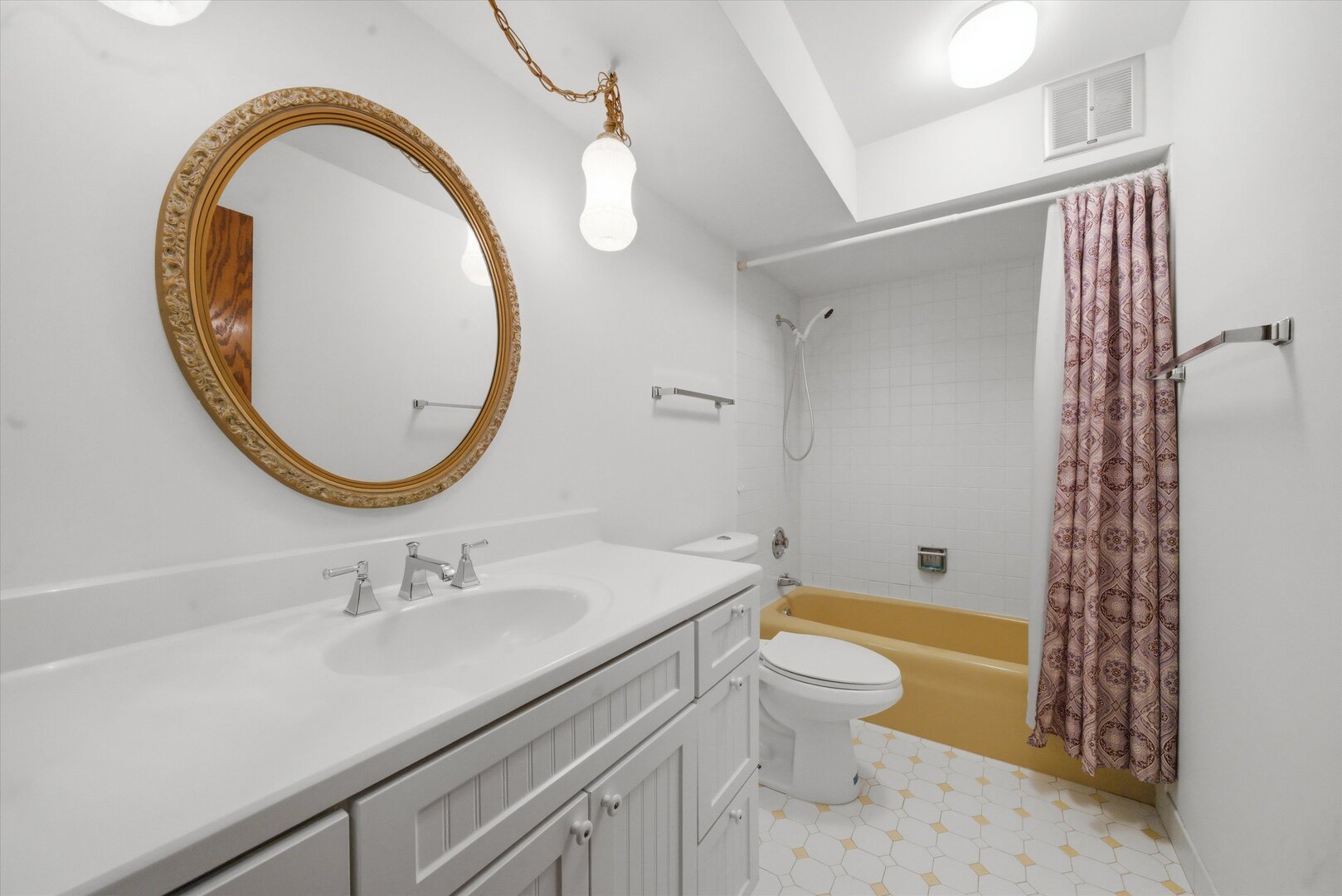 121 S Spruce Avenue #101, Wood Dale, IL 60191