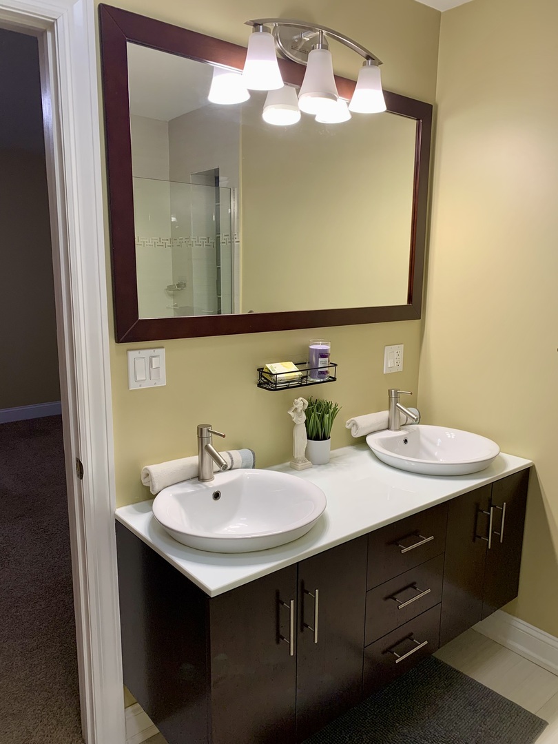 11 Woodridge Drive, Oak Brook, IL 60523