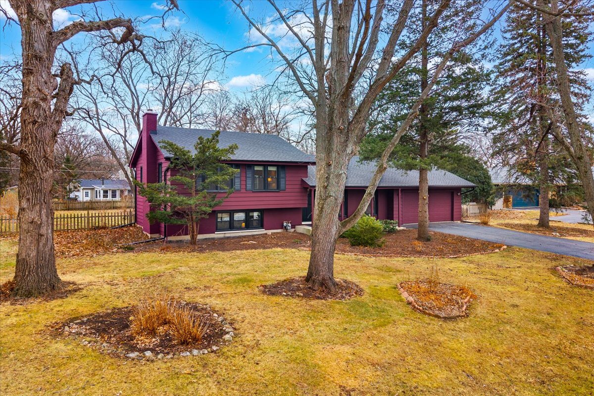 8S295 College Road, Naperville, IL 60540